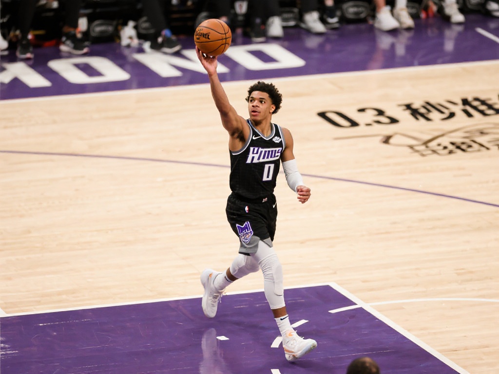 哈利伯顿0.3秒绝杀助步行者逆转雷霆总决赛首胜 哈利伯顿从一名默默无闻的新人,到如今队内